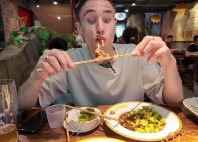 【“中国游记”第一季?】肉食者“跪拜”，素食者狂喜！外国食客被中国烧烤香迷糊了~_fororder_290dde4bfa8824b866dbdfdfe231f92